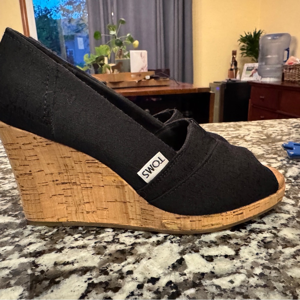 TOMS Women's Black cork Wedge Shoes size 6